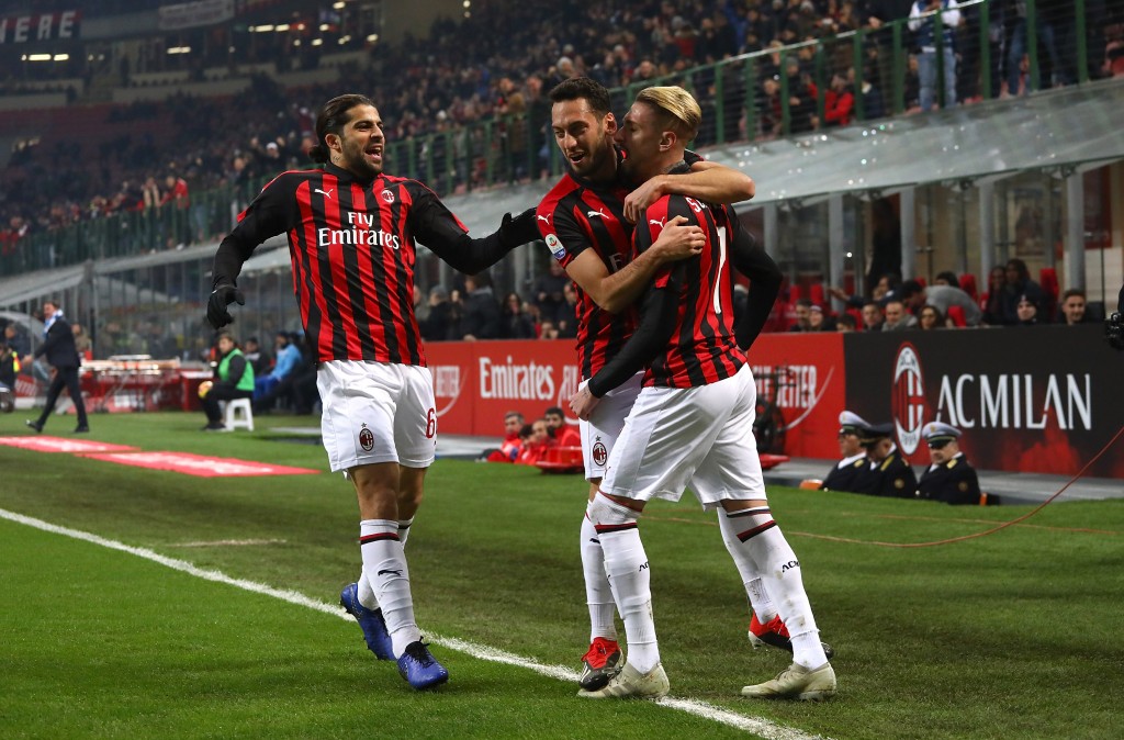 Samuel Castillejo festeggiato dai compagni in Milan-SPAL, Getty Images