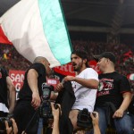 Rino Gattuso esulta con la Curva Sud dopo la vittoria dello Scudetto 2011