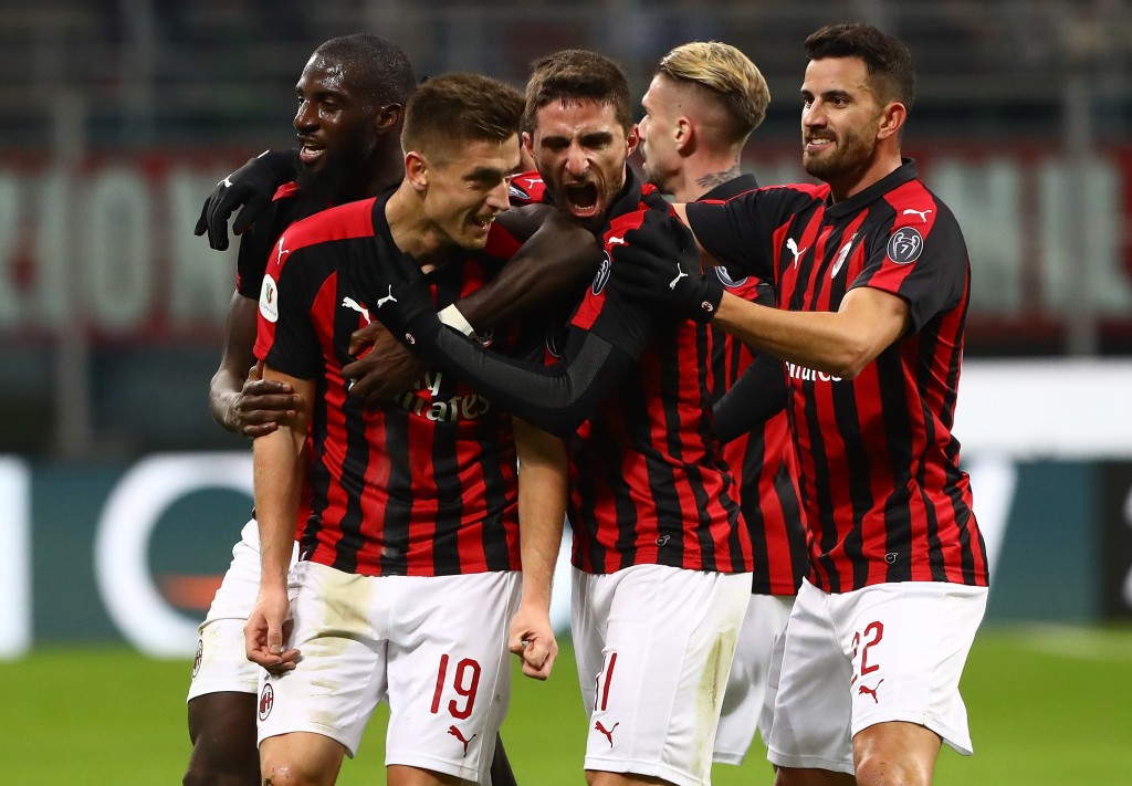 Krzysztof Piatek, festeggiato dai compagni del Milan