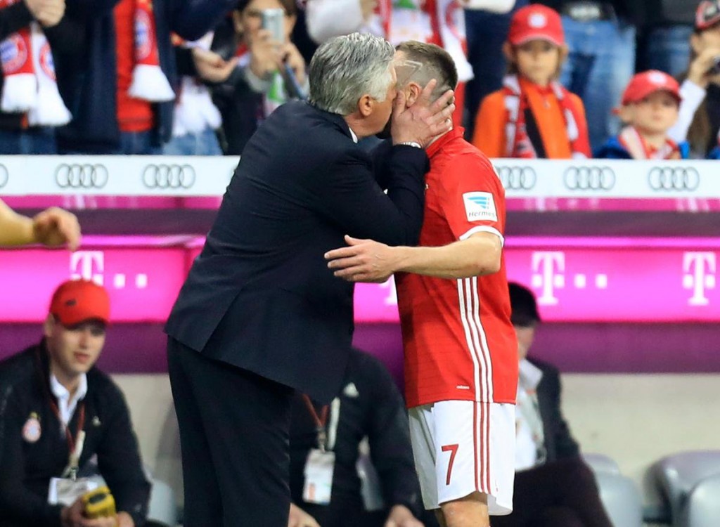 Ancelotti bacia Frank Ribery
