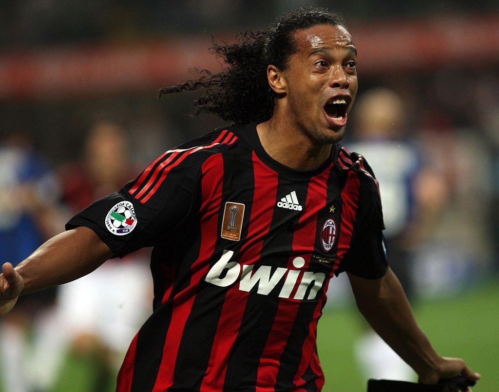 Ronaldinho esulta dopo il gol nel Derby
