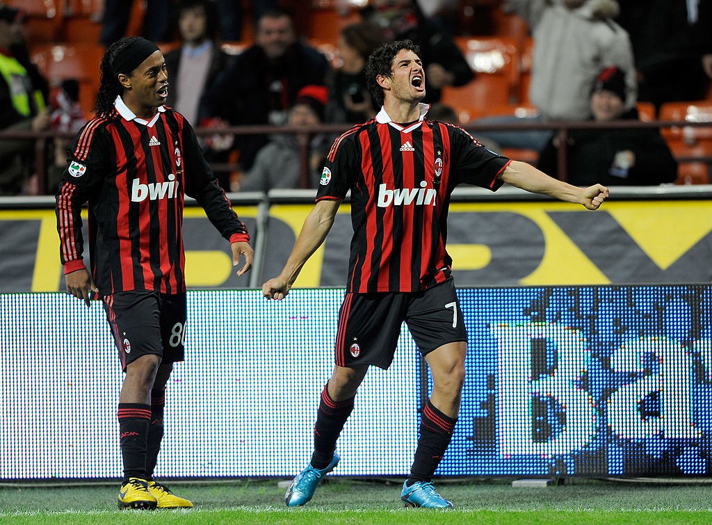 Ronaldinho e Pato esultano