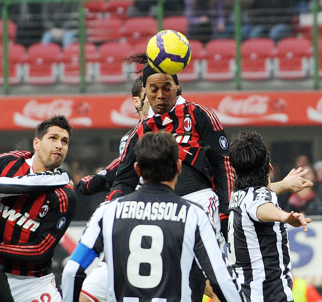 Uno dei gol di Ronaldinho al Siena