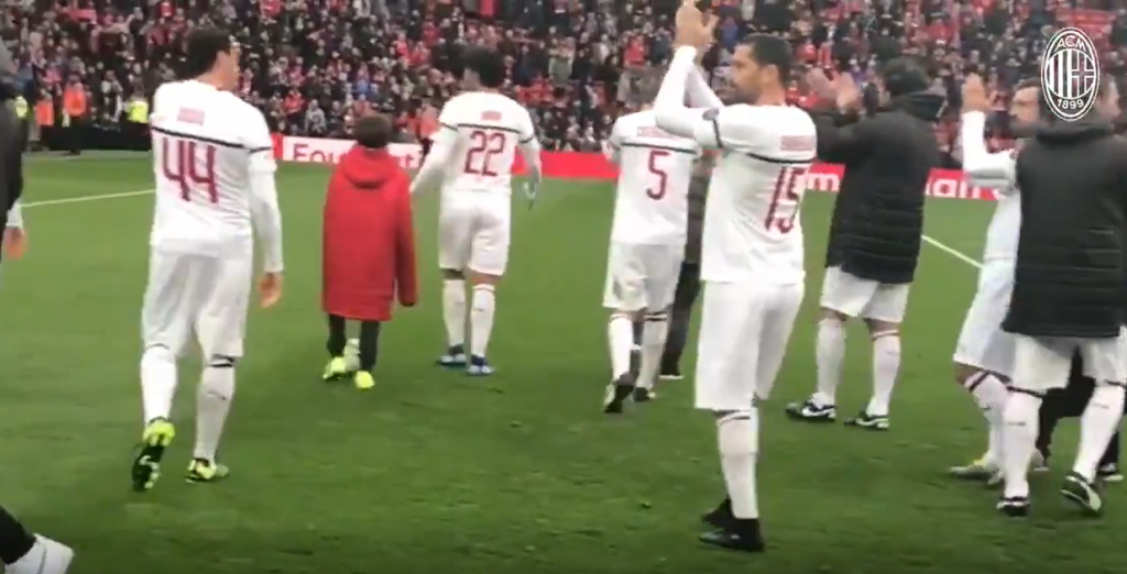 I calciatori del Milan Glorie ringraziano i tifosi dopo la gara contro le Liverpool Legends, @acmilan