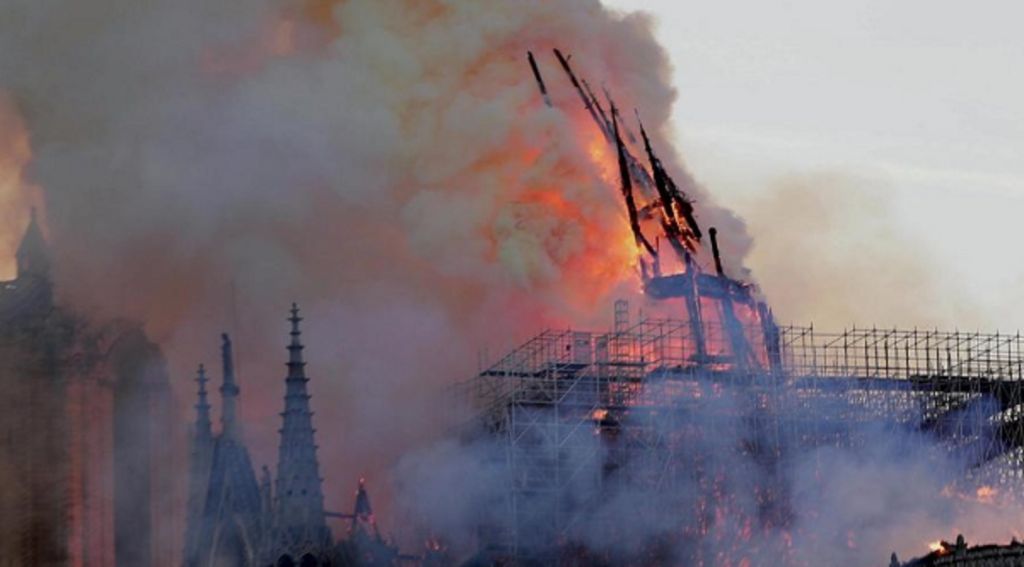 L'incendio di Notre-Dame, Parigi, foto Gazzetta TV