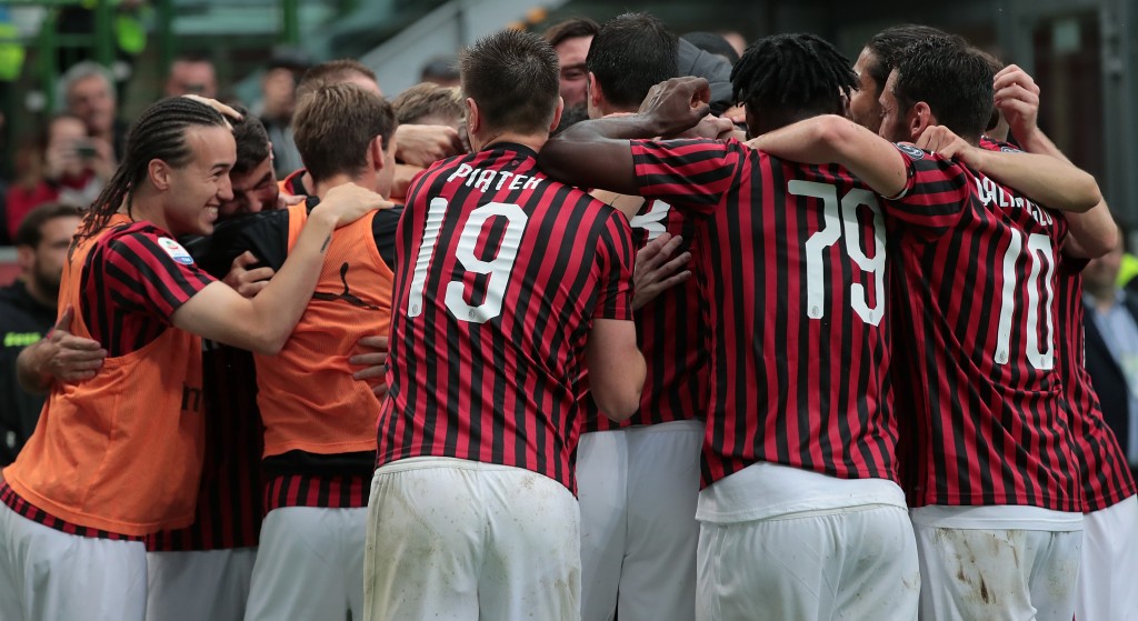 Fernandez Suso festeggiato dai compagni in Milan-Frosinone, Getty Images