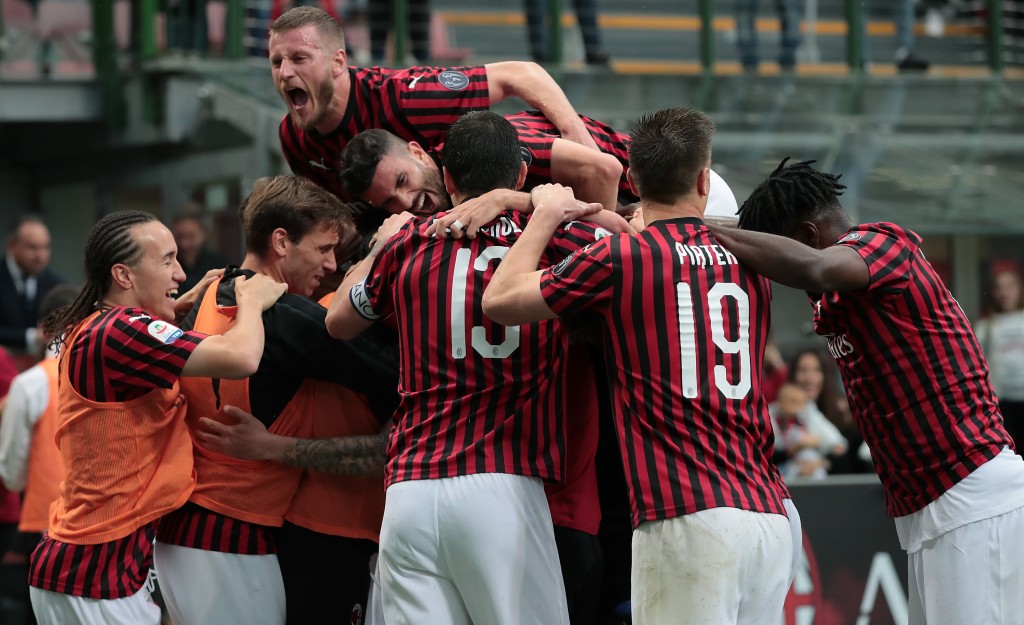Fernandez Suso festeggiato dai compagni in Milan-Frosinone, Getty Images