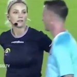 arbitro donna finge di estrarre cartellino