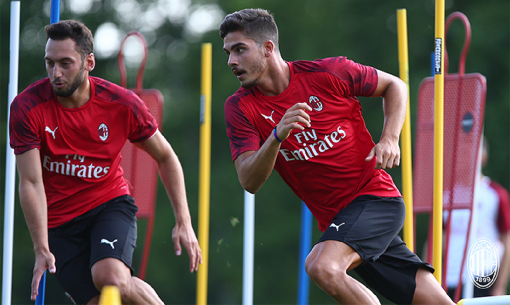 Hakan Calhanoglu e André Silva a Milanello, @acmilan
