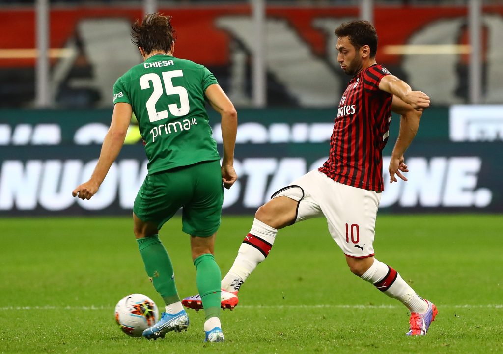 Hakan Calhanoglu e Federico Chiesa in Milan-Fiorentina, Getty Images