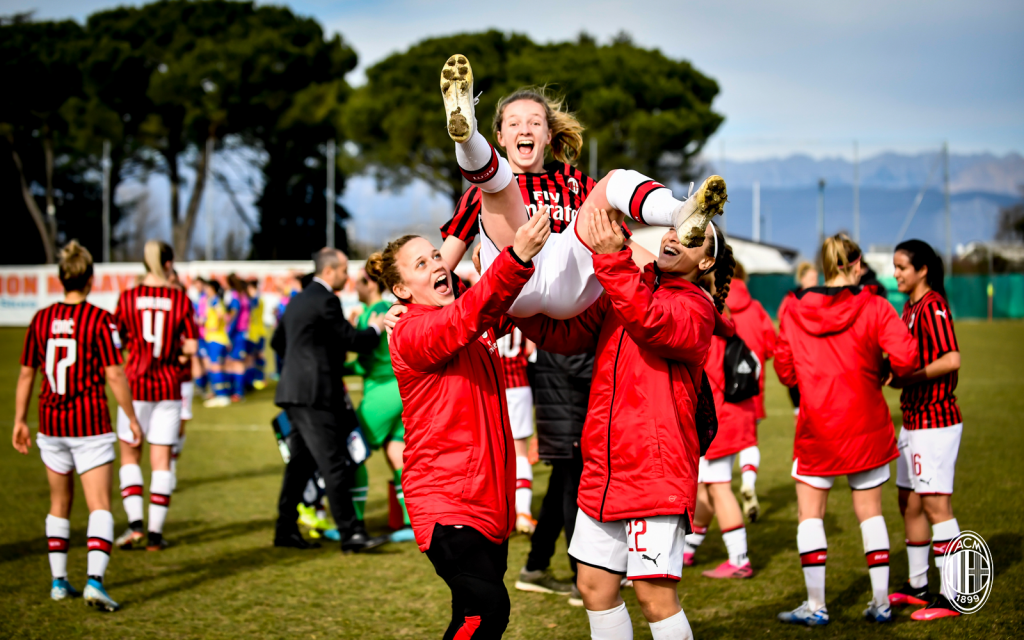 Sara Tamborini festeggiata dalle compagne del Milan Femminile (Foto AC Milan)