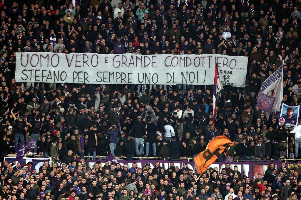Striscione dei tifosi della Fiorentina per Stefano Pioli, allenatore del Milan (credits Getty Images)