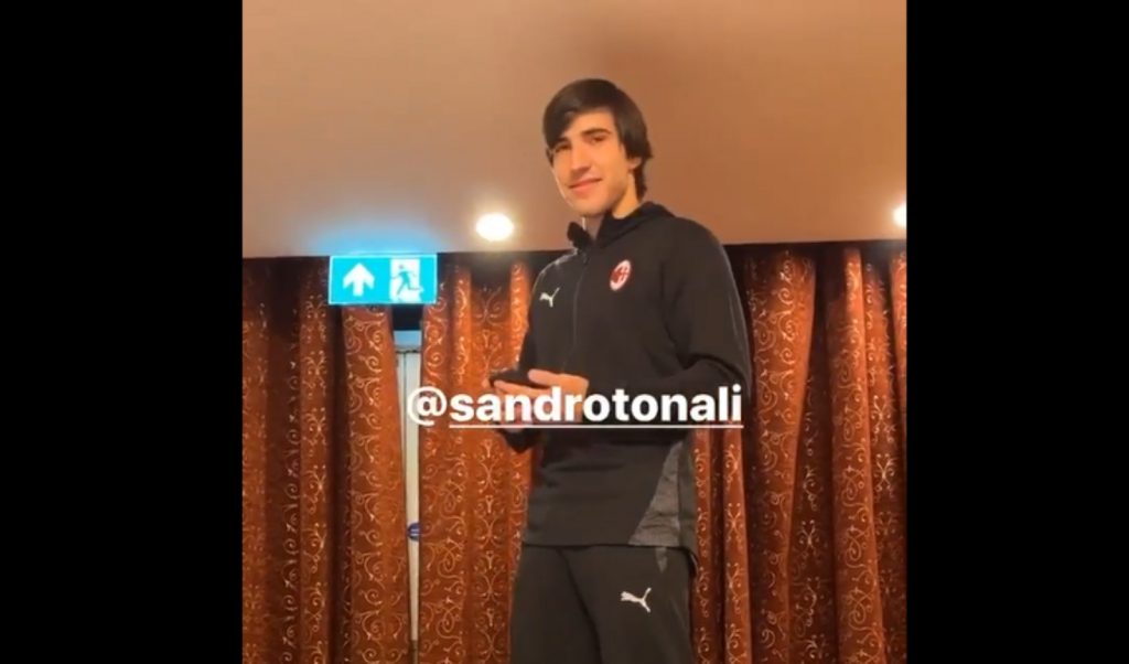 Tonali Milan video canta azzurro