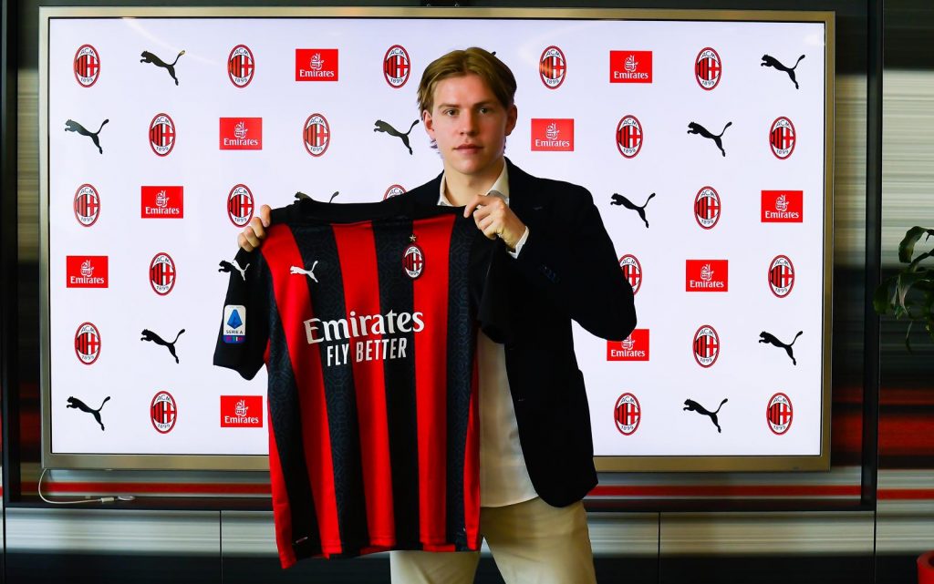 Hauge con la maglia rossonera