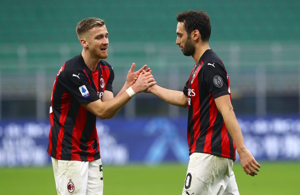 Alexis Saelemaekers Hakan Calhanoglu AC Milan
