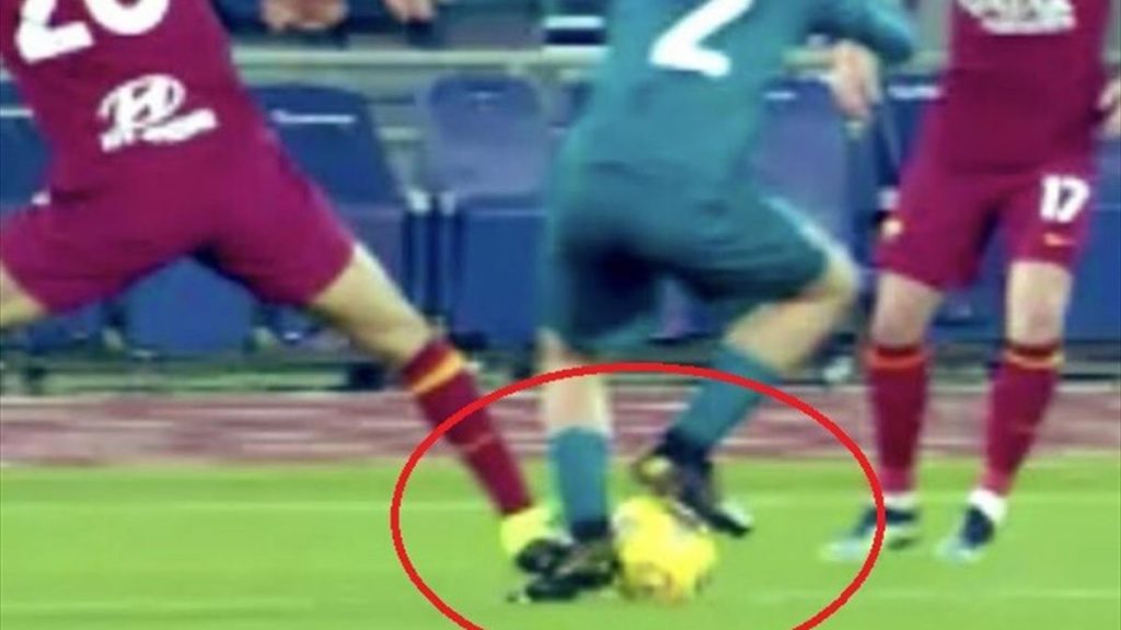 rigore per fallo su Calabria in Roma AC Milan