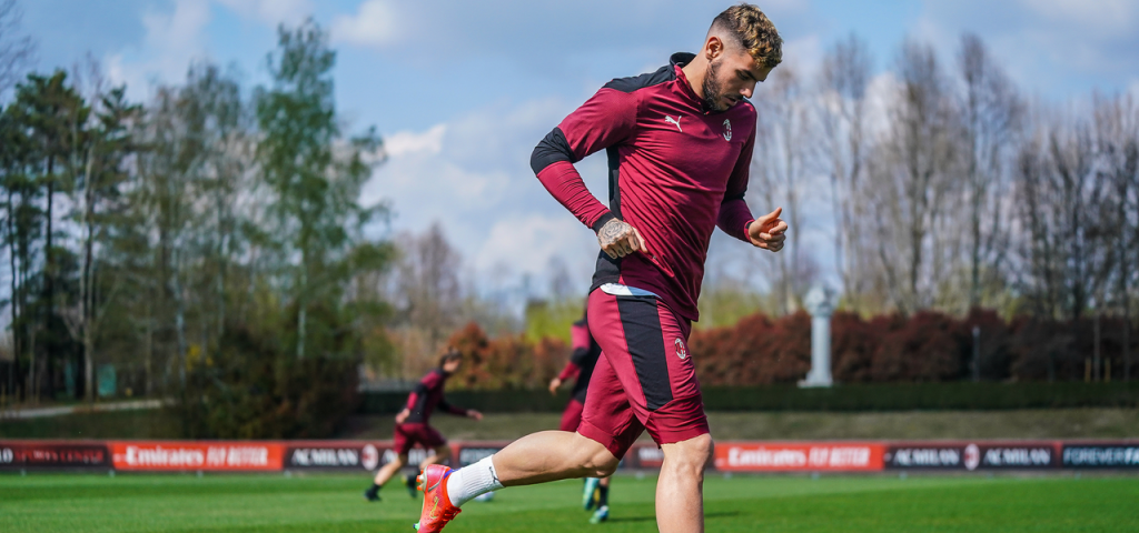 Theo Hernandez, terzino AC Milan, in allenamento a Milanello