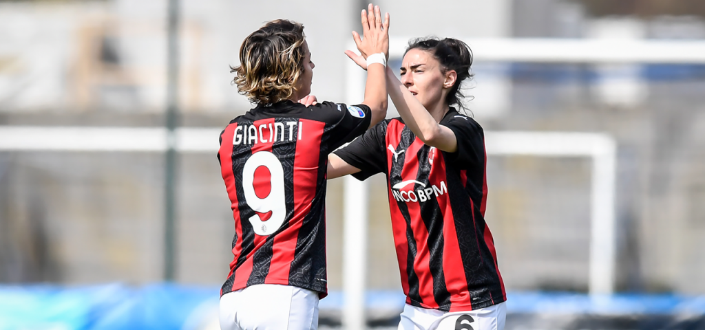 Giacinti esulta per un gol del AC Milan femminile