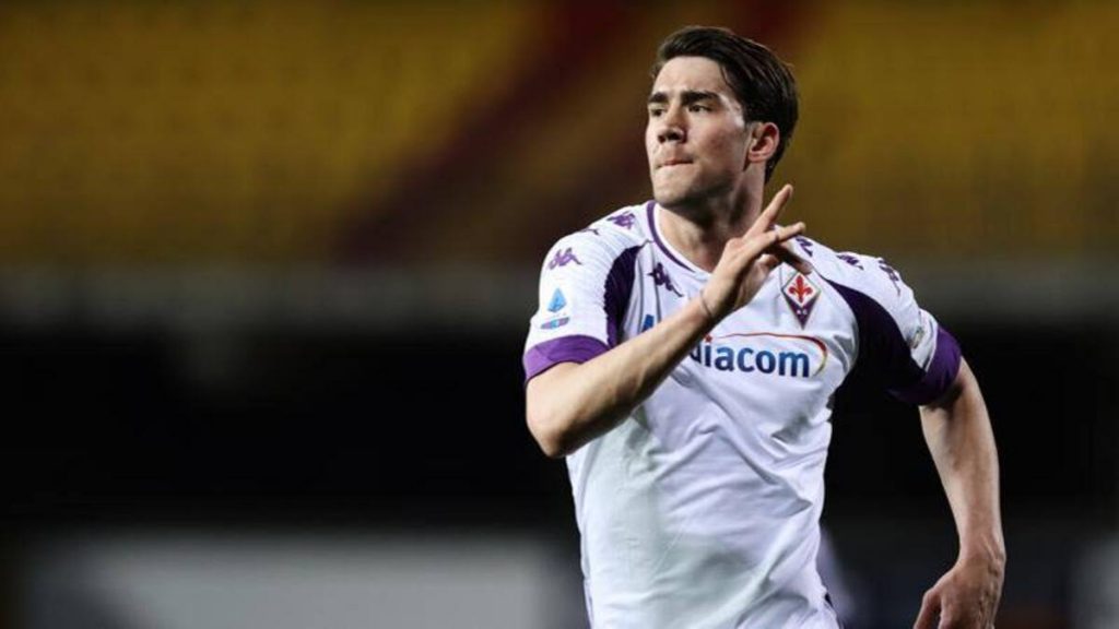 Vlahovic, attaccante della Fiorentina, che AC Milan segue sul mercato