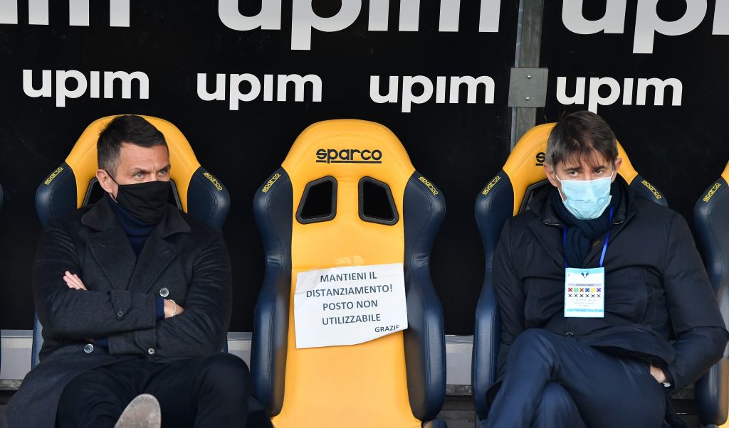 Paolo Maldini e Frederic Massara, dirigenti e uomini del mercato dell'AC Milan, in panchina prima di Verona-Milan
