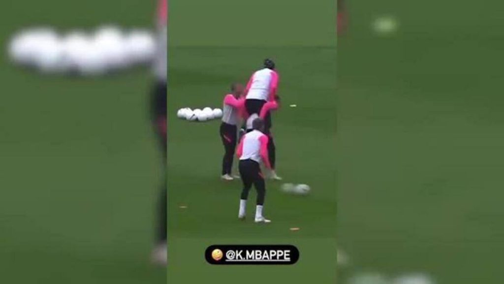 Icardi, tunnel a Mbappé nella video news AC Milan