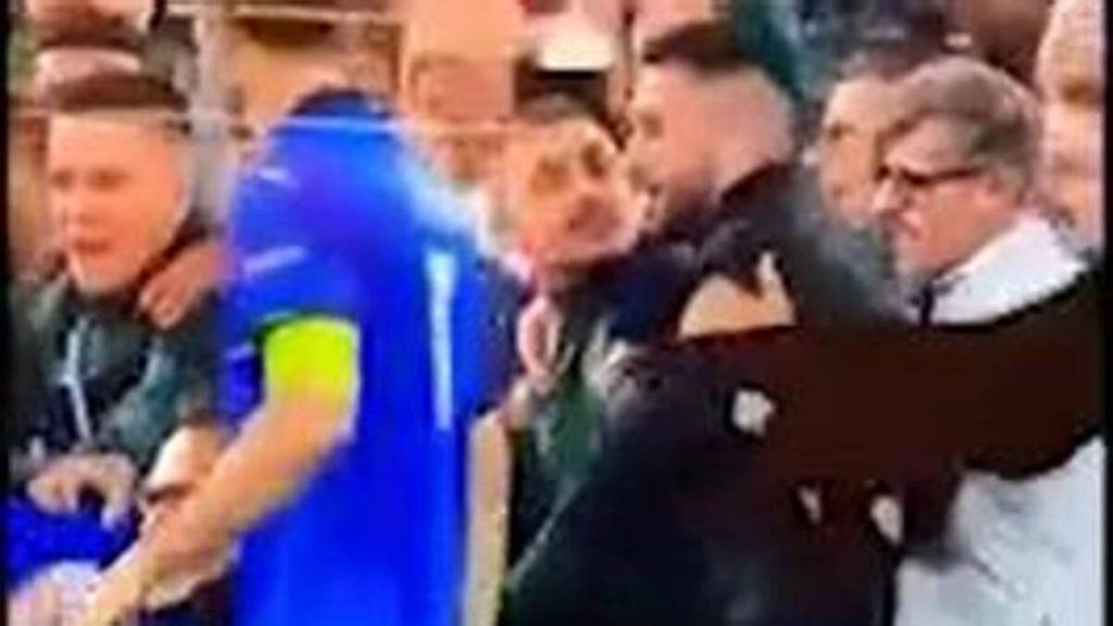 Italia-Spagna, tifoso si infiltra e Verratti gli chiede: "Chi ca**o sei?" AC Milan