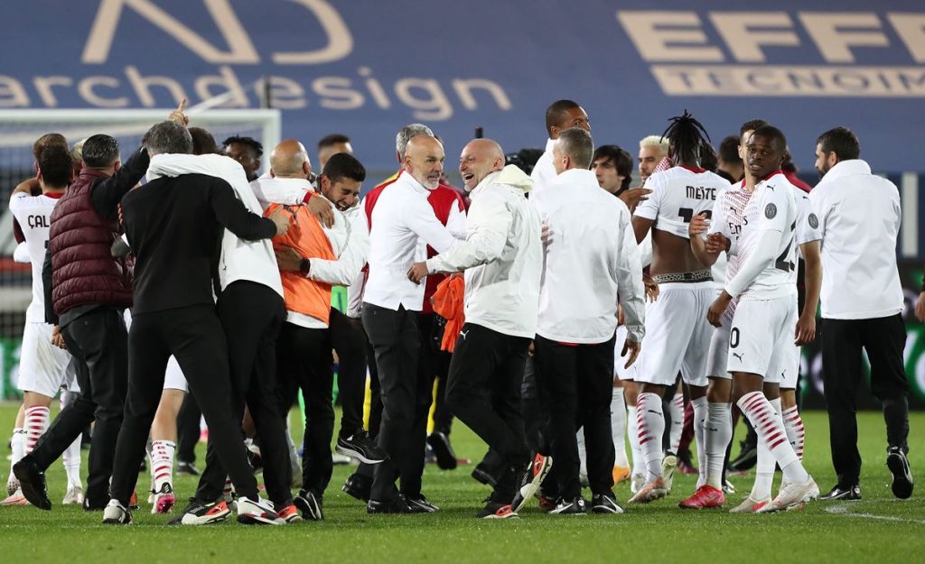 Esultanza del Milan a Bergamo dopo la vittoria contro l'Atalanta e la qualificazione in Champions League