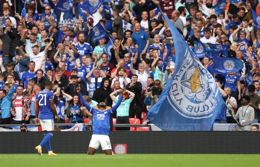 Kalechi Iheanacho, attaccante del Leicester, esulta per il gol al Manchester City nel Community Shield