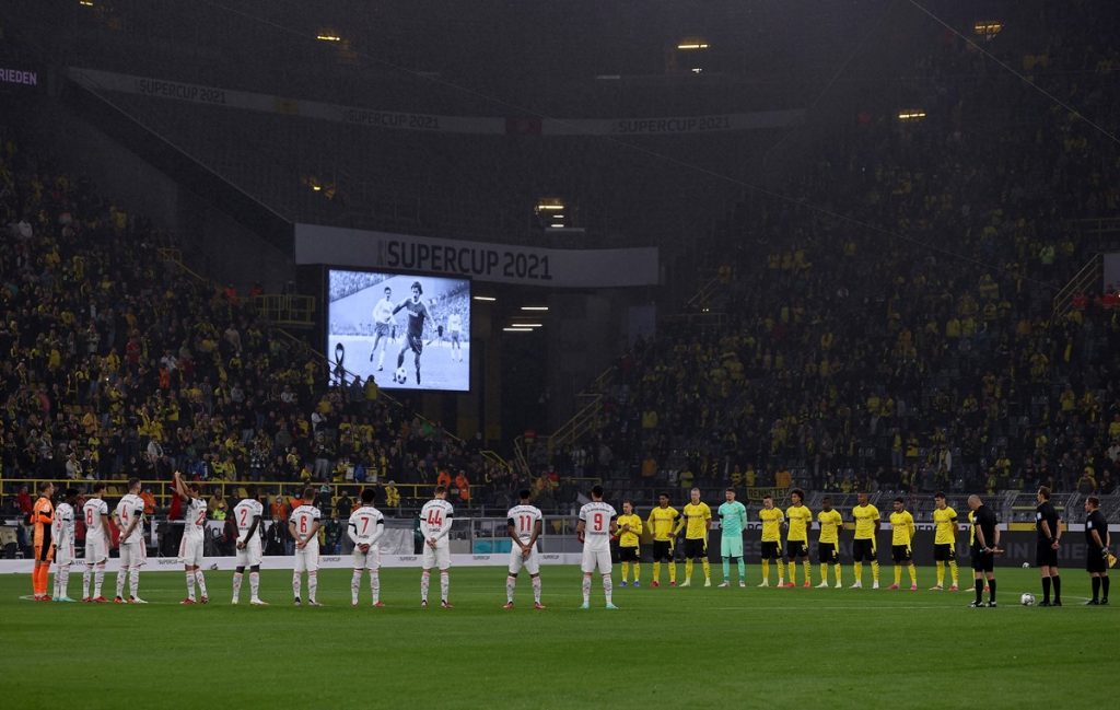 Omaggio del Bayern Monaco a Gerd Muller prima della Supercoppa di Germania contro il Borussia Dortmund