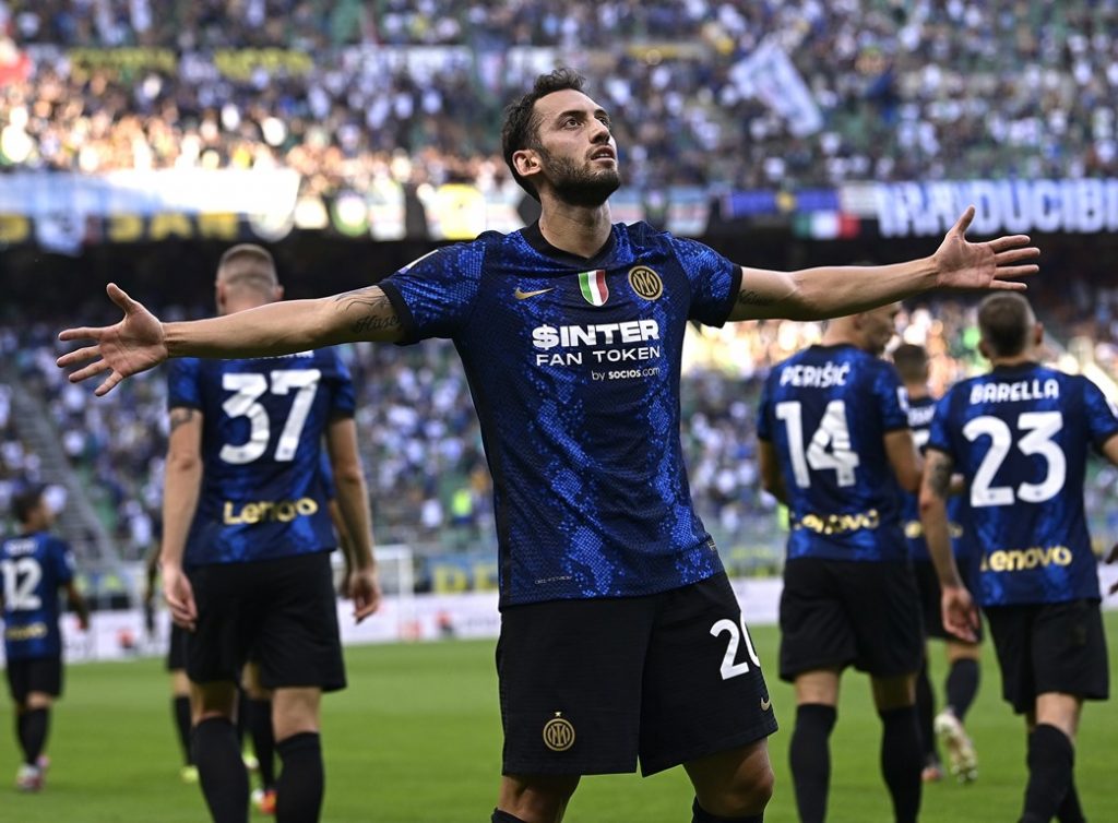 Calhanoglu esulta per il gol in Inter-Genoa