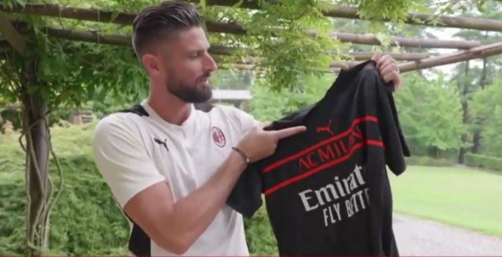 Giroud con la terza maglia Milan per la stagione 2021-2022