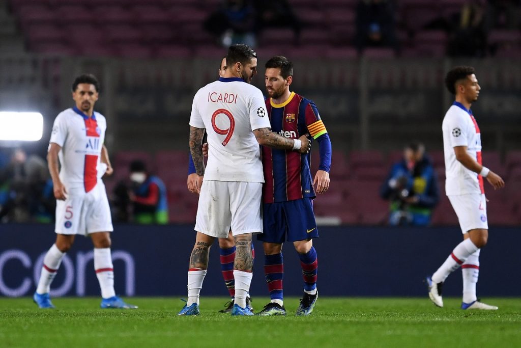 Lionel Messi, ex attaccante del Barcellona, abbraccia Mauro Icardi, punta del PSG