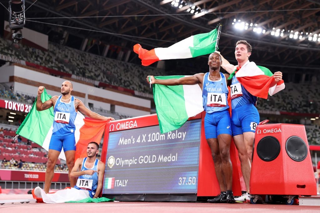 Lorenzo Patta, Lamont Marcell Jacobs, Eseosa Fostine Desalu e Filippo Tortu festeggiano la medaglia d'oro nella 4X100 maschile alle Olimpiadi di Tokyo 2020