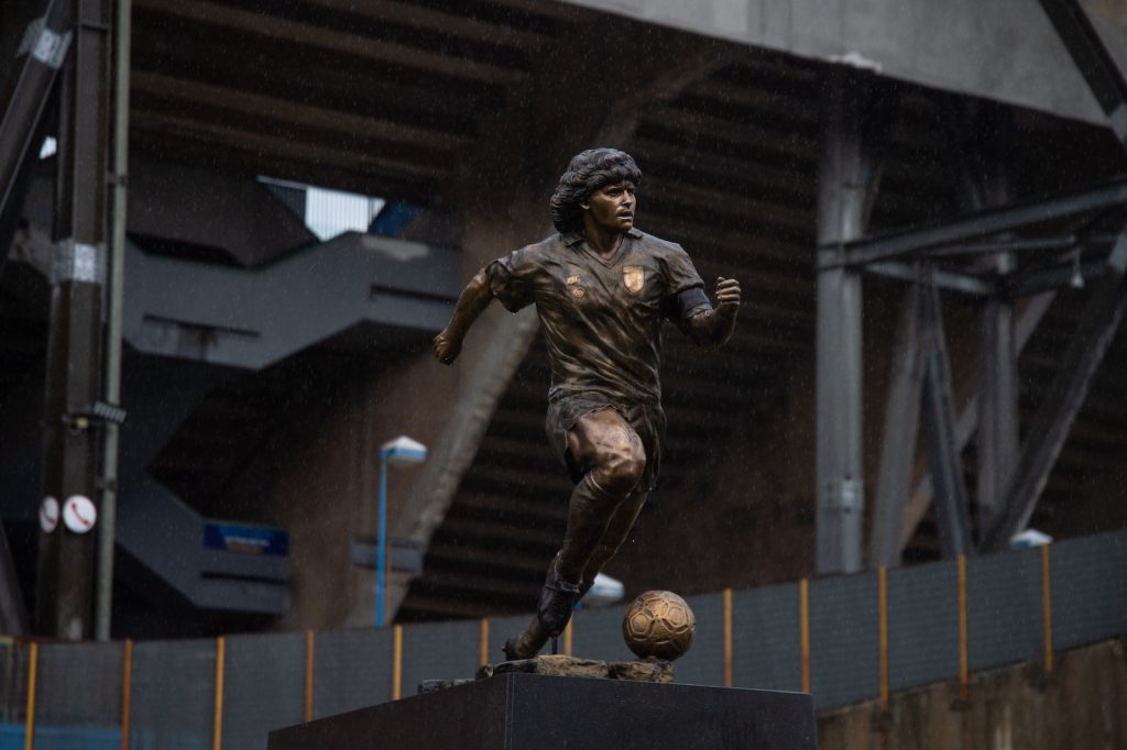 Statua Maradona stadio Napoli