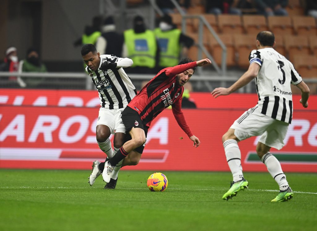 MILAN, ITALY - JANUARY 23: Davide Calabria of AC Milan competes for the ball with Alex Sandro of Juventus during the Serie A match between AC Milan and Juventus at Stadio Giuseppe Meazza on January 23, 2022 in Milan, Italy. (Photo by Claudio Villa/AC Milan via Getty Images)