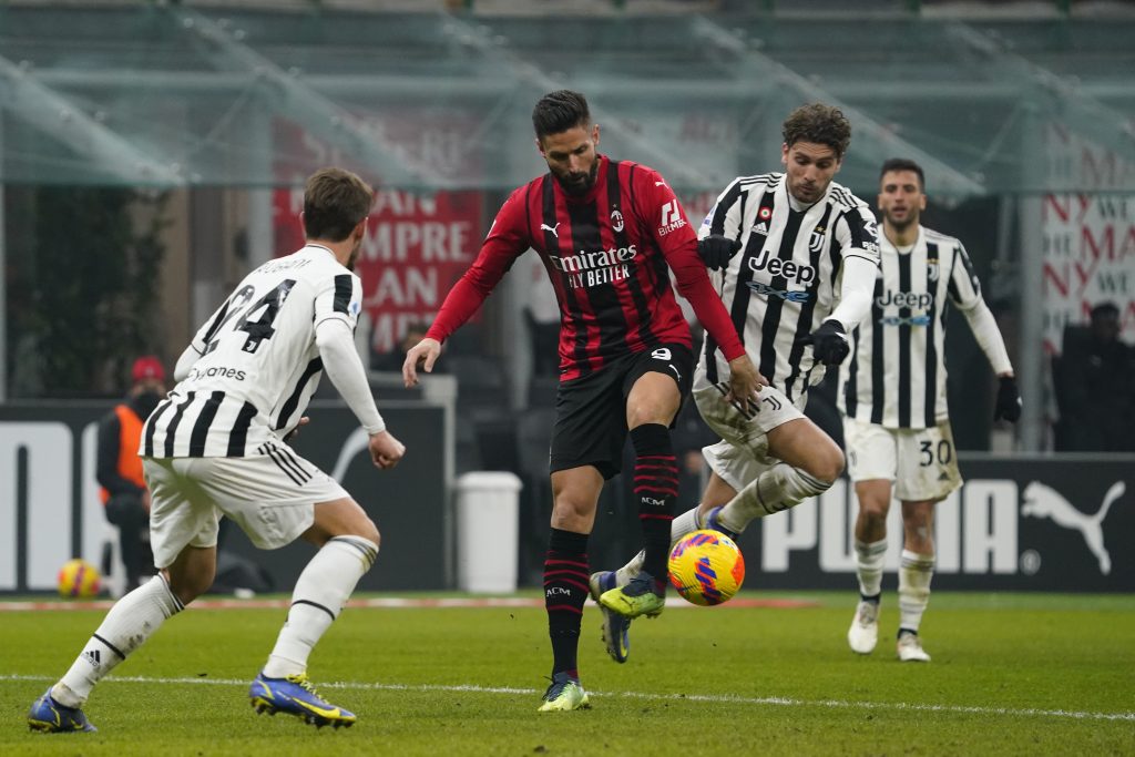 MILAN, ITALY - JANUARY 23: Olivier Giroud of AC Milan competes for the ball with Manuel Locatelli of Juventus during the Serie A match between AC Milan and Juventus at Stadio Giuseppe Meazza on January 23, 2022 in Milan, Italy. (Photo by Pier Marco Tacca/AC Milan via Getty Images)