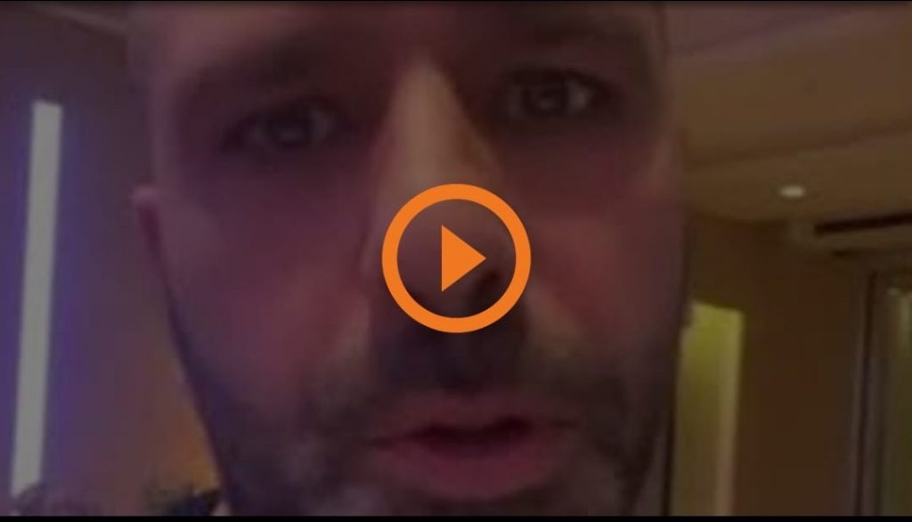 Checco Zalone a Cassano: "Studia". E c'è anche Amadeus | VIDEO (screen gazzetta.it)