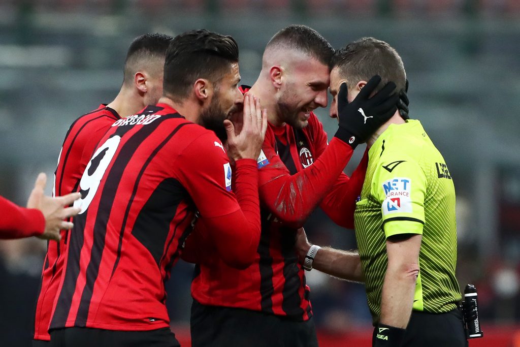 MILAN, ITALY - JANUARY 17: Referee Marco Serra is surrounded by AC Milan players during the Serie A match between AC Milan and Spezia Calcio at Stadio Giuseppe Meazza on January 17, 2022 in Milan, Italy. (Photo by Marco Luzzani/Getty Images)