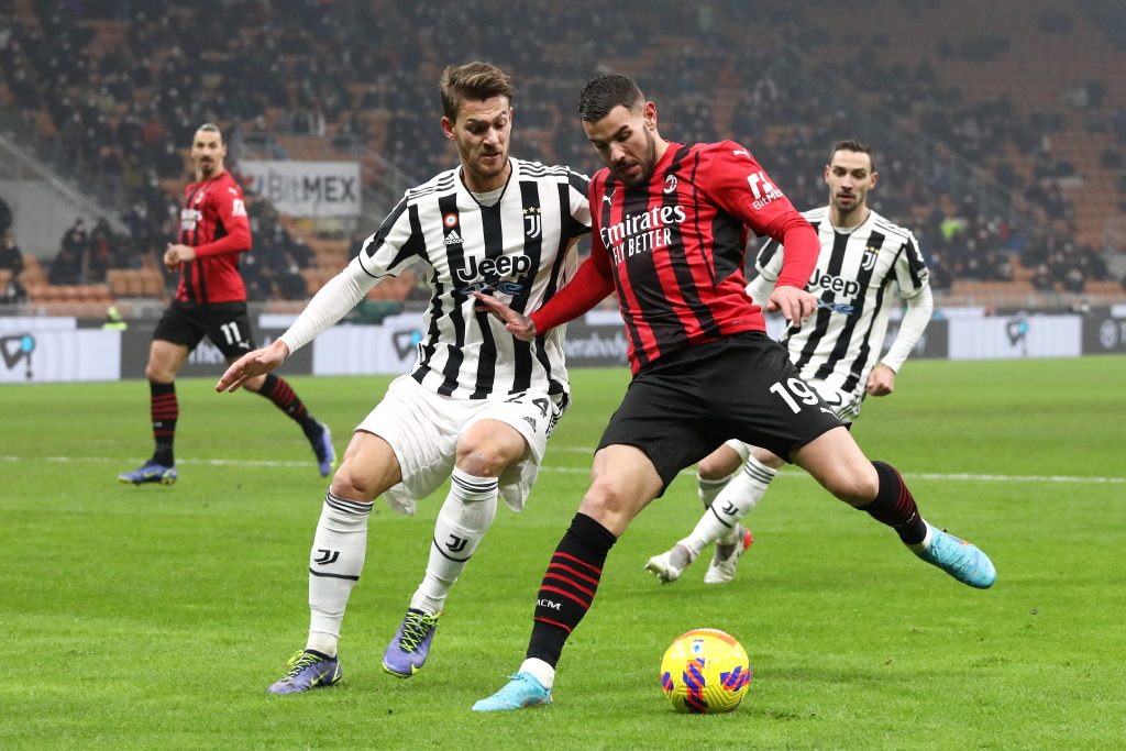 MILAN, ITALY - JANUARY 23: Theo Hernandez of AC Milan battles for possession with Daniele Rugani of Juventus during the Serie A match between AC Milan and Juventus at Stadio Giuseppe Meazza on January 23, 2022 in Milan, Italy. (Photo by Marco Luzzani/Getty Images)