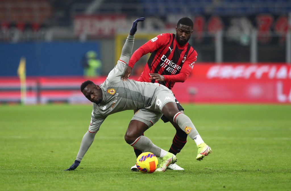MILAN, ITALY - JANUARY 13: Felipe Caicedo of Genoa CFC and Fikayo Tomori of AC Milan battle for the ball during the Coppa Italia match between AC Milan and Genoa CFC at Stadio Giuseppe Meazza on January 13, 2022 in Milan, Italy. (Photo by Marco Luzzani/Getty Images)