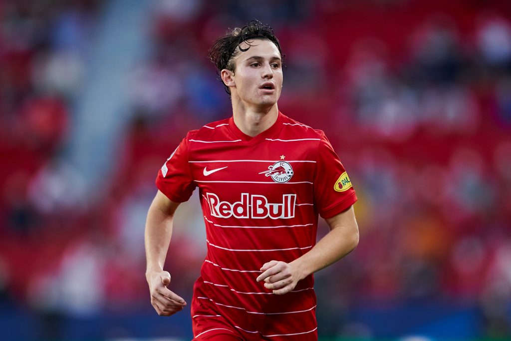 SEVILLE, SPAIN - SEPTEMBER 14: Brenden Aaronson of RB Salzburg looks on during the UEFA Champions League group G match between Sevilla FC and RB Salzburg at Estadio Ramon Sanchez Pizjuan on September 14, 2021 in Seville, Spain. (Photo by Fran Santiago/Getty Images)