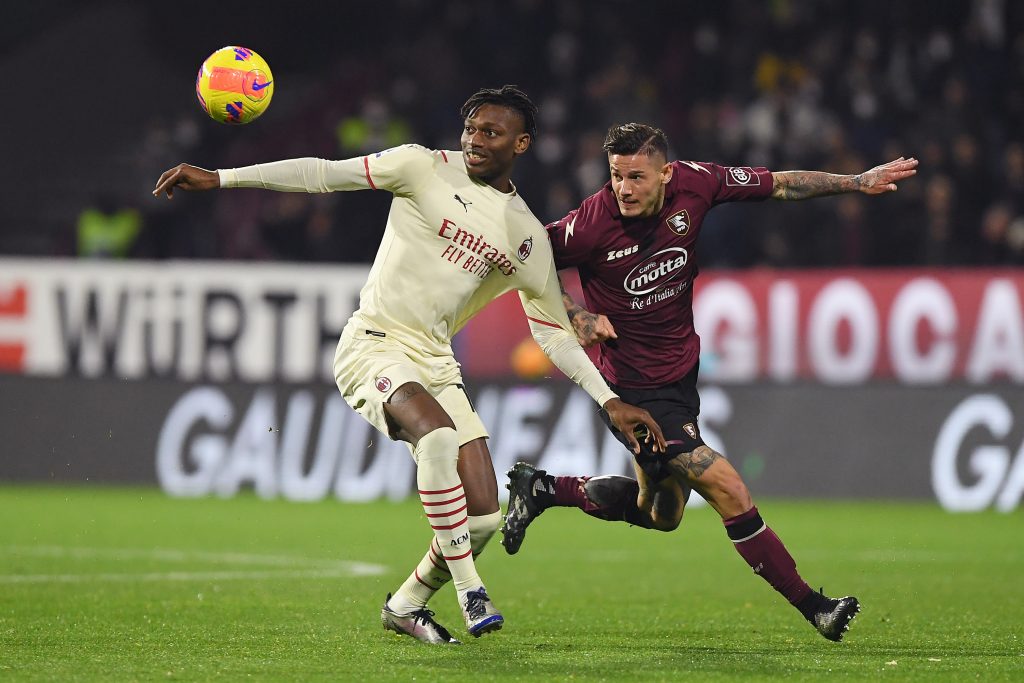 SALERNO, ITALY - FEBRUARY 19: Rafael Leao of AC Milan vies with Pasquale Mazzocchi of US Salernitana during the Serie A match between US Salernitana and AC Milan at Stadio Arechi on February 19, 2022 in Salerno, Italy. (Photo by Francesco Pecoraro/Getty Images)