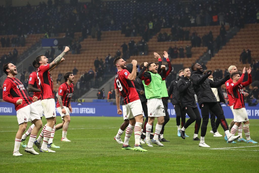 Calciatori del Milan festeggiano dopo la vittoria contro l'Inter (getty images)