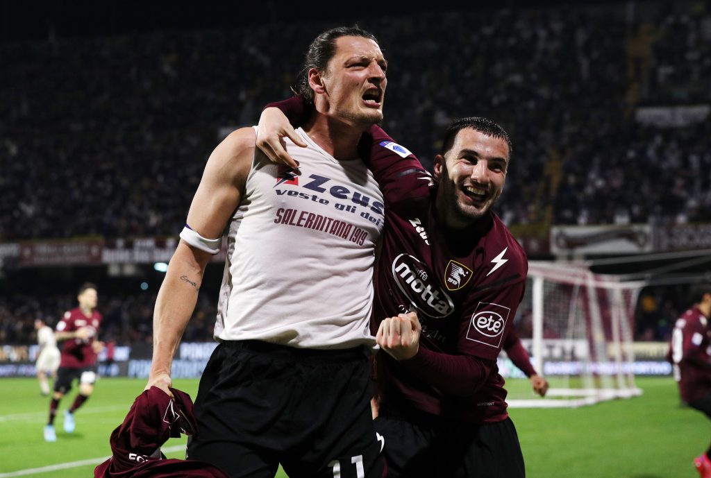 SALERNO, ITALY - FEBRUARY 19: Milan Djuric of US Salernitana celebrates after scoring the 2-1 goal during the Serie A match between US Salernitana and AC Milan at Stadio Arechi on February 19, 2022 in Salerno, Italy. (Photo by Francesco Pecoraro/Getty Images)