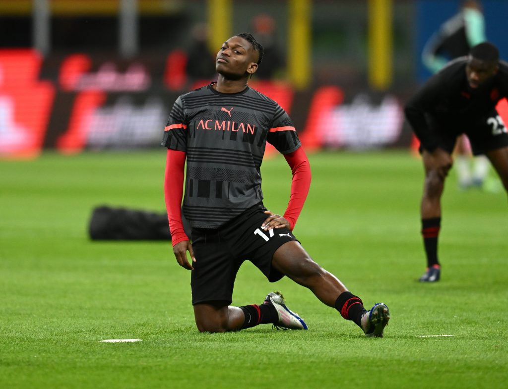 MILAN, ITALY - FEBRUARY 25: Rafael Leao of AC Milan warms up ahead before the Serie A match between AC Milan and Udinese Calcio at Stadio Giuseppe Meazza on February 25, 2022 in Milan, Italy. (Photo by Claudio Villa/AC Milan via Getty Images)