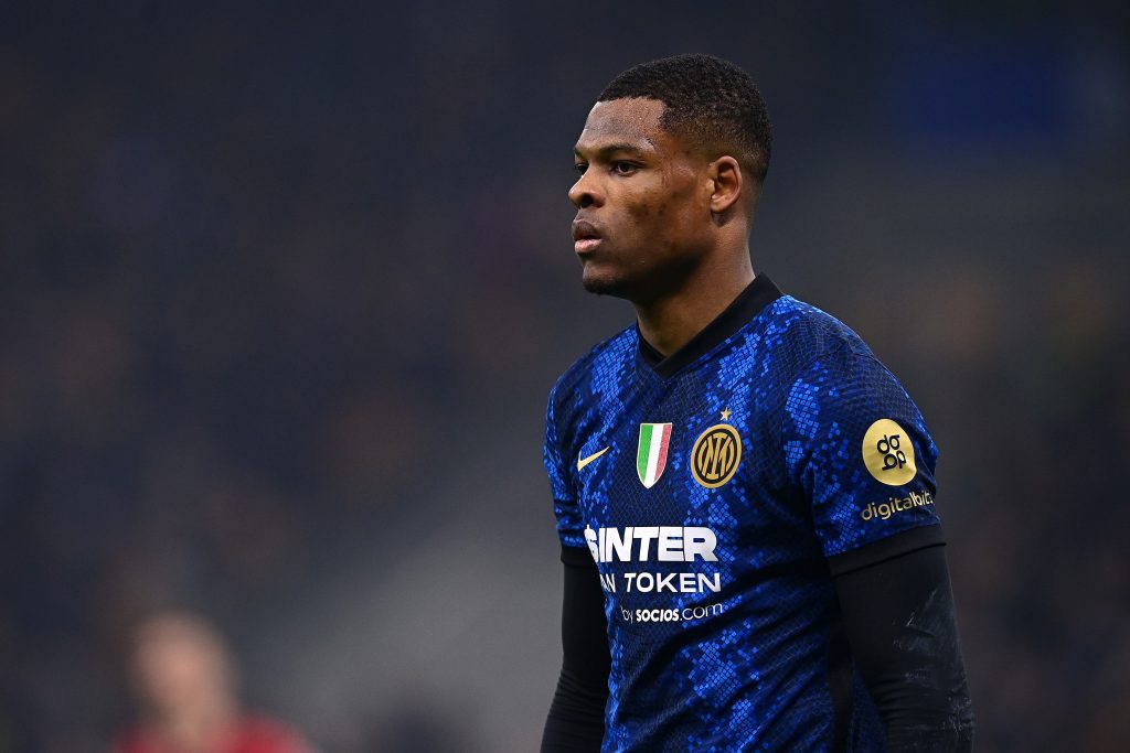 MILAN, ITALY - FEBRUARY 05: Denzel Dumfries of FC Internazionale looks on during the Serie A match between FC Internazionale and AC Milan at Stadio Giuseppe Meazza on February 05, 2022 in Milan, Italy. (Photo by Mattia Ozbot - Inter/Inter via Getty Images)