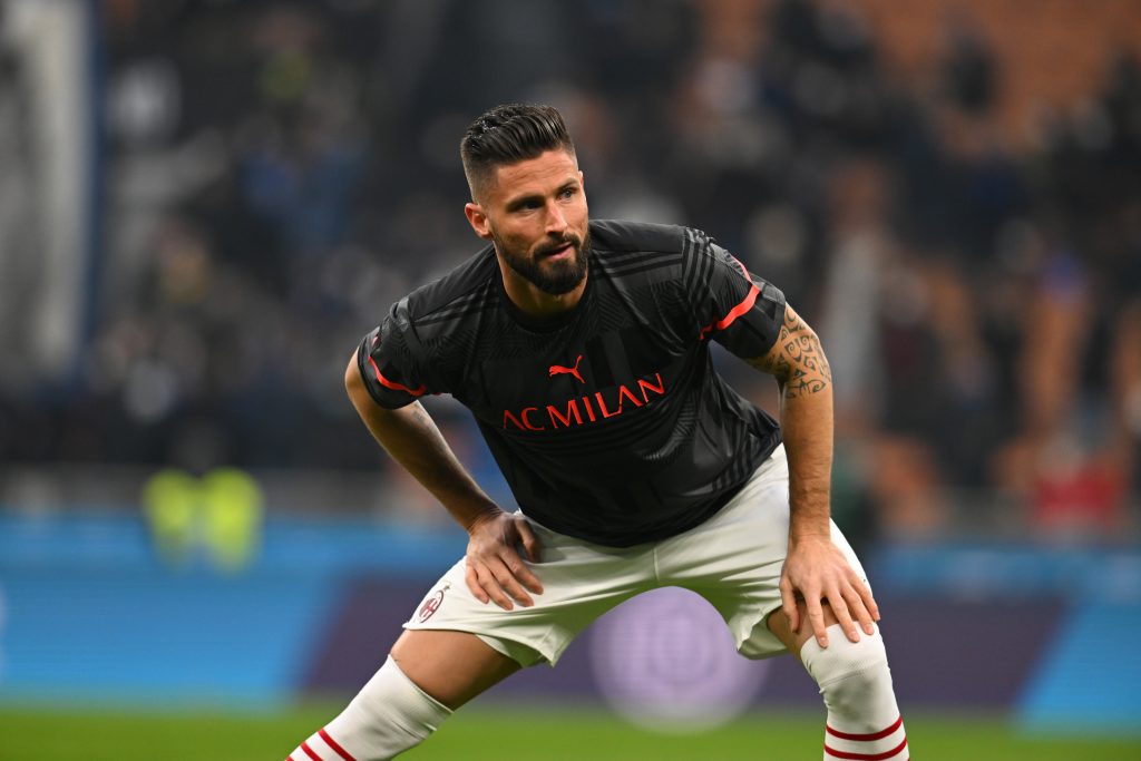 MILAN, ITALY - FEBRUARY 05: Olivier Giroud of AC Milan warms up ahaead before the Serie A match between FC Internazionale and AC Milan at Stadio Giuseppe Meazza on February 05, 2022 in Milan, Italy. (Photo by Claudio Villa/AC Milan via Getty Images)