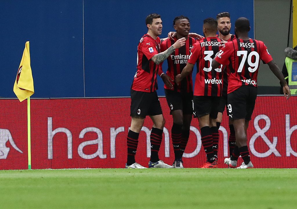 MILAN, ITALY - FEBRUARY 25: AC Milan players celebrate after Rafael Leao of AC Milan scores his side's opening goal during the Serie A match between AC Milan and Udinese Calcio at Stadio Giuseppe Meazza on February 25, 2022 in Milan, Italy. (Photo by Marco Luzzani/Getty Images)