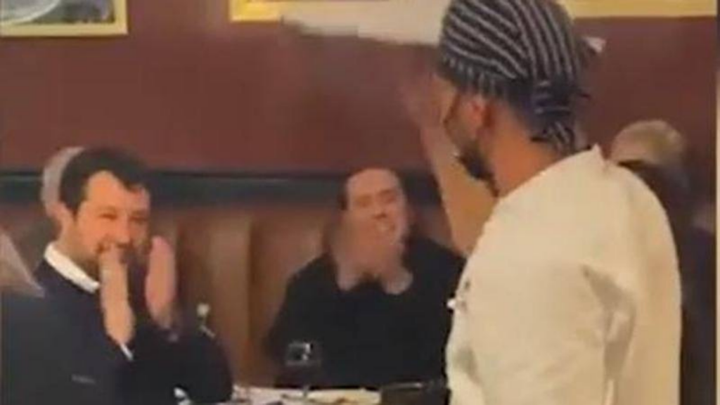 Silvio Berlusconi e Matteo Salvini nel locale di Briatore