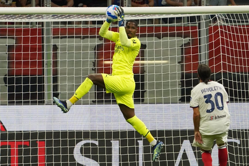 MILAN, ITALY - AUGUST 29: Goalkepeer of AC Milan Mike Maignan in action during the Serie A match between AC Milan and Cagliari Calcio at Stadio Giuseppe Meazza on August 29, 2021 in Milan, Italy. (Photo by Pier Marco Tacca/AC Milan via Getty Images)